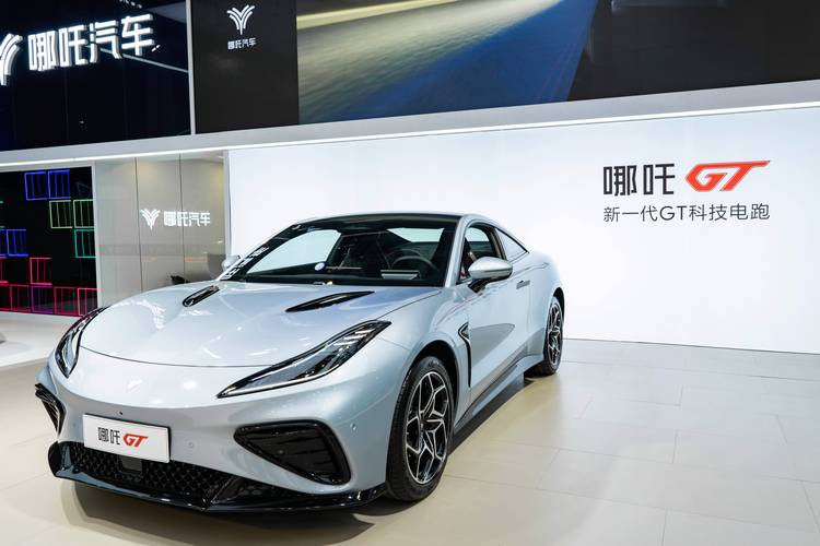 东莞5哪吒汽车在智能汽车领域的表现，领途汽车在新能源汽车市场中的影响力